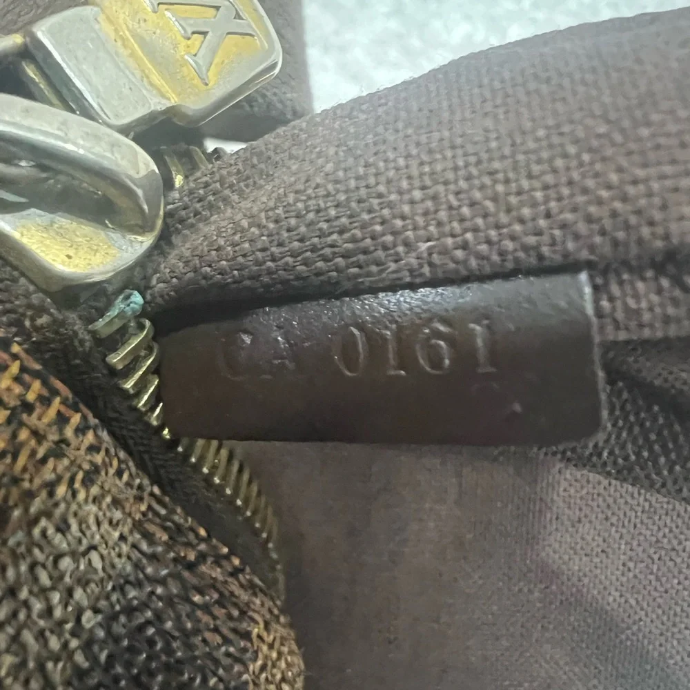 Louis Vuitton Damier Brooklyn MM Messenger bag
